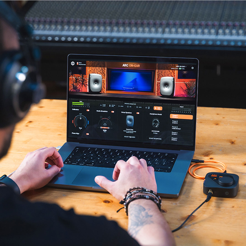 IK Multimedia ARC ON EAR Sistema di Correzione Acustica per Cuffie da Studio