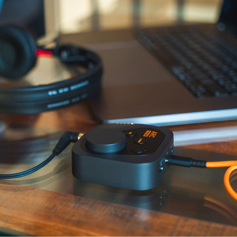 IK Multimedia ARC ON EAR Sistema di Correzione Acustica per Cuffie da Studio