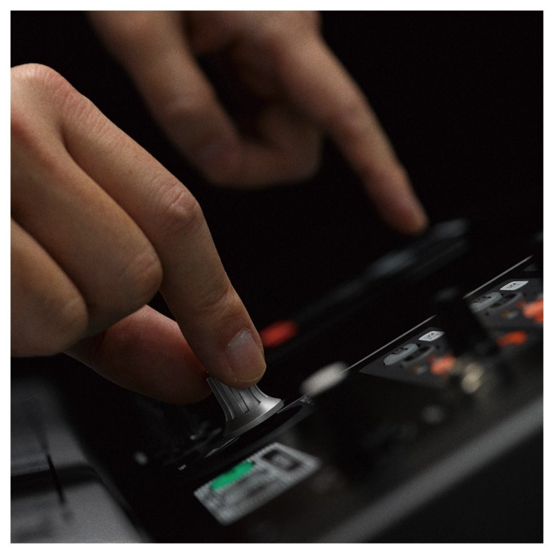 Yamaha TF5 Mixer Digitale 32 Canali con 48 Input e 33 Fader Motorizzati + Nuendo Live