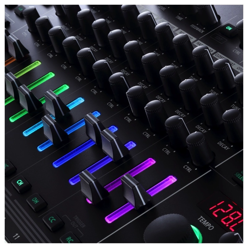 Roland TR8S Aira Drum Rhythm Machine con Supporto Sample