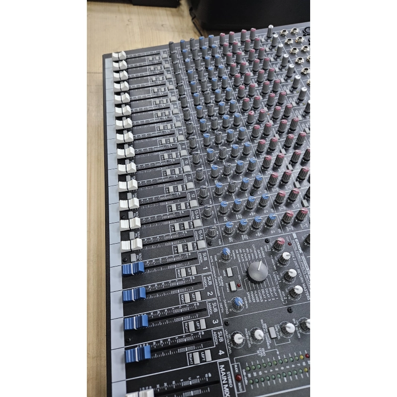 usato Mackie Mixer CFX16 Mixer 16 Canali con Flight Case
