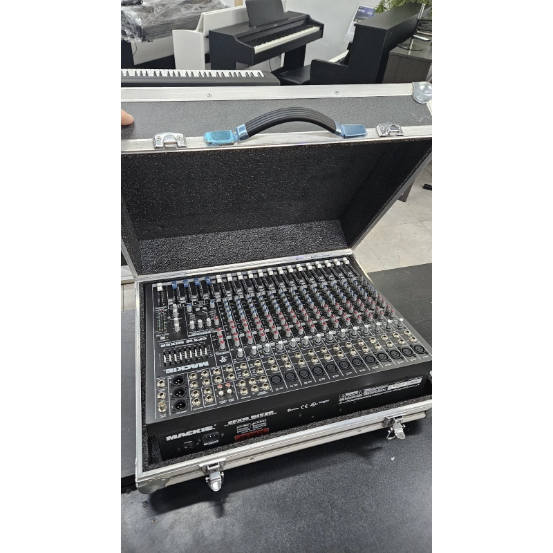 usato Mackie Mixer CFX16 Mixer 16 Canali con Flight Case
