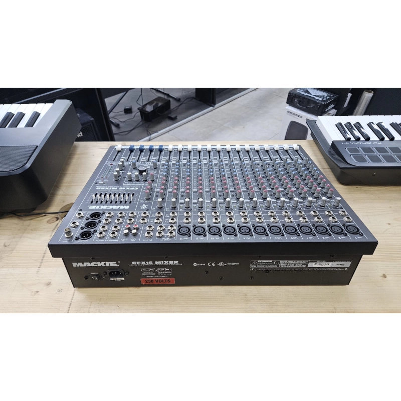 usato Mackie Mixer CFX16 Mixer 16 Canali con Flight Case