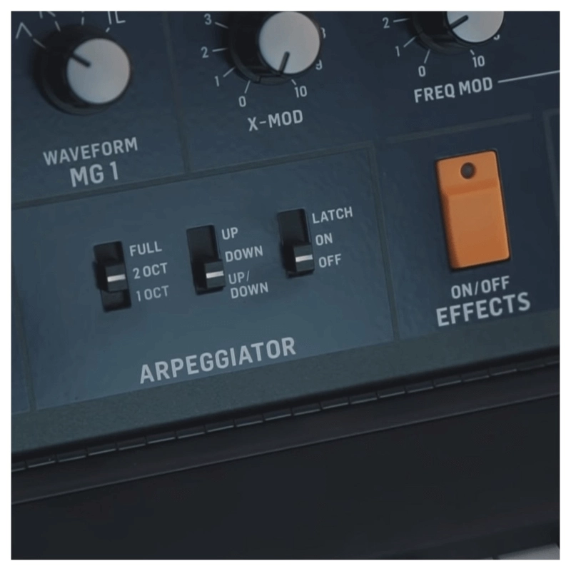 Behringer MonoPoly Sintetizzatore analogico 37 tasti polifonico 4 voci